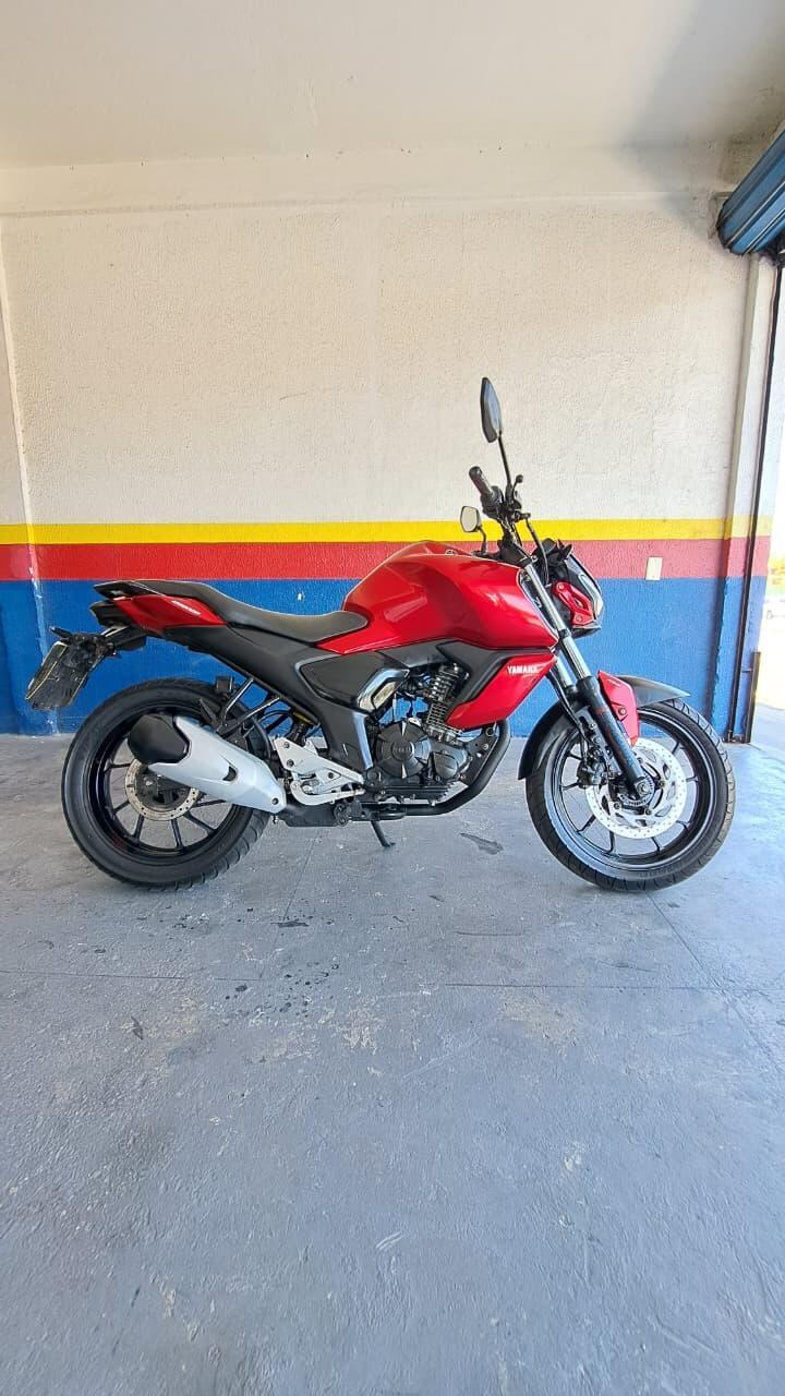 YAMAHA FZ 15 ABS LATERAL DIREITA 